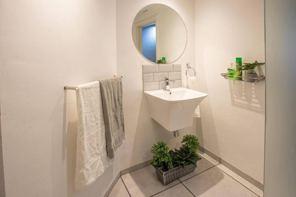 דירות דורבן 2 Sleeper Stylish Sanctuary מראה חיצוני תמונה