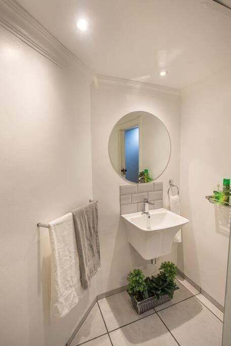 דירות דורבן 2 Sleeper Stylish Sanctuary מראה חיצוני תמונה